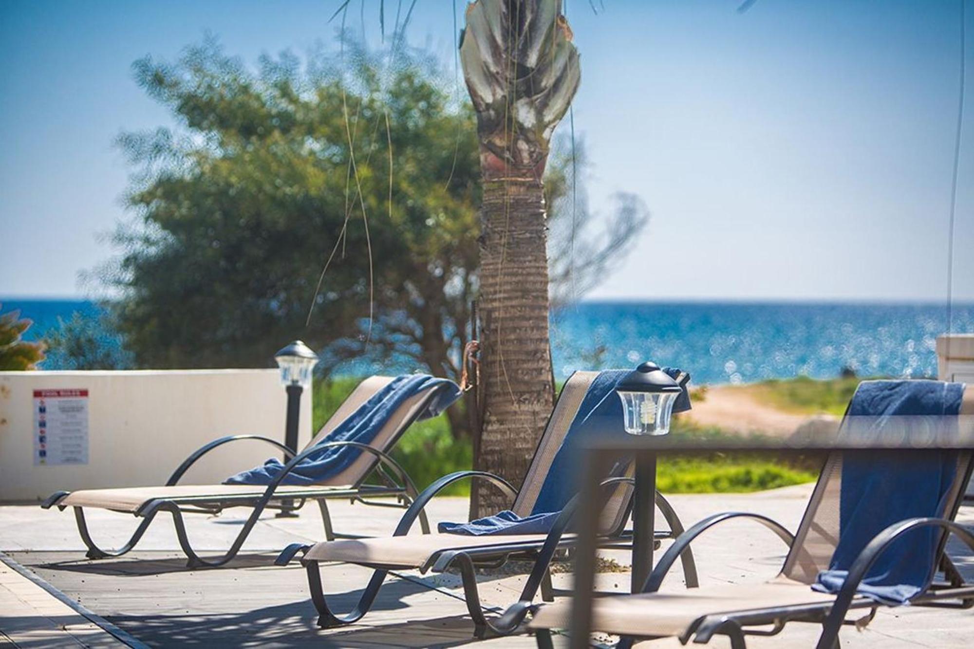 Adaman - Stunning 3 Bedroom Seafront With Pool - Close To The