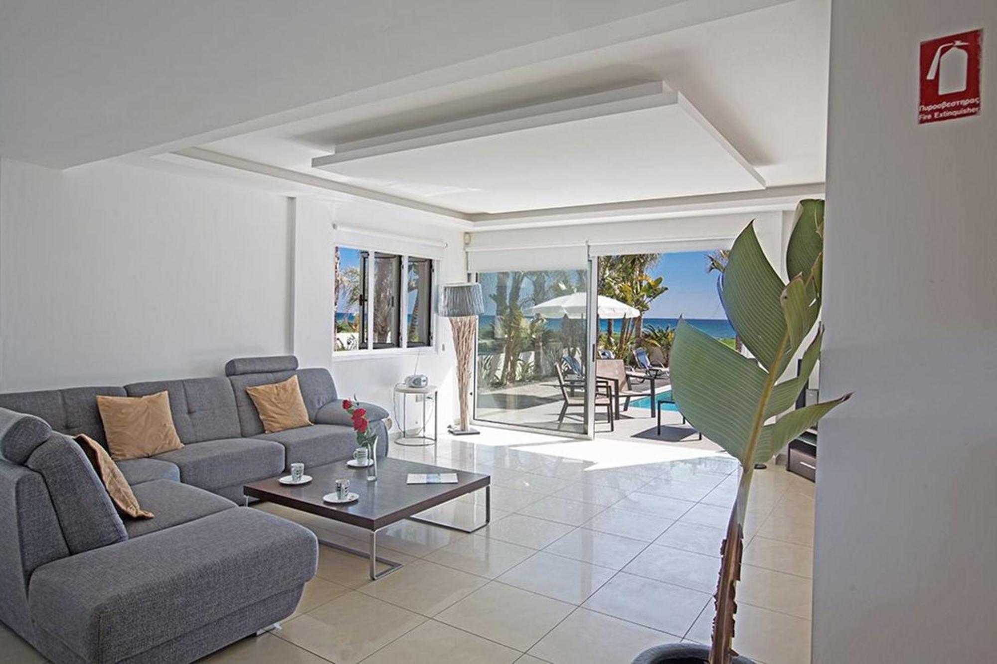 Villa Adaman - Stunning 3 Bedroom Seafront With Pool - Close To The
